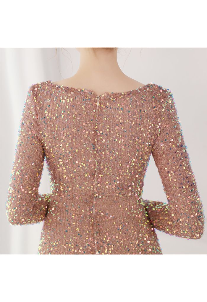 Robe à sequins fendus sur les côtés et encolure en V en champagne