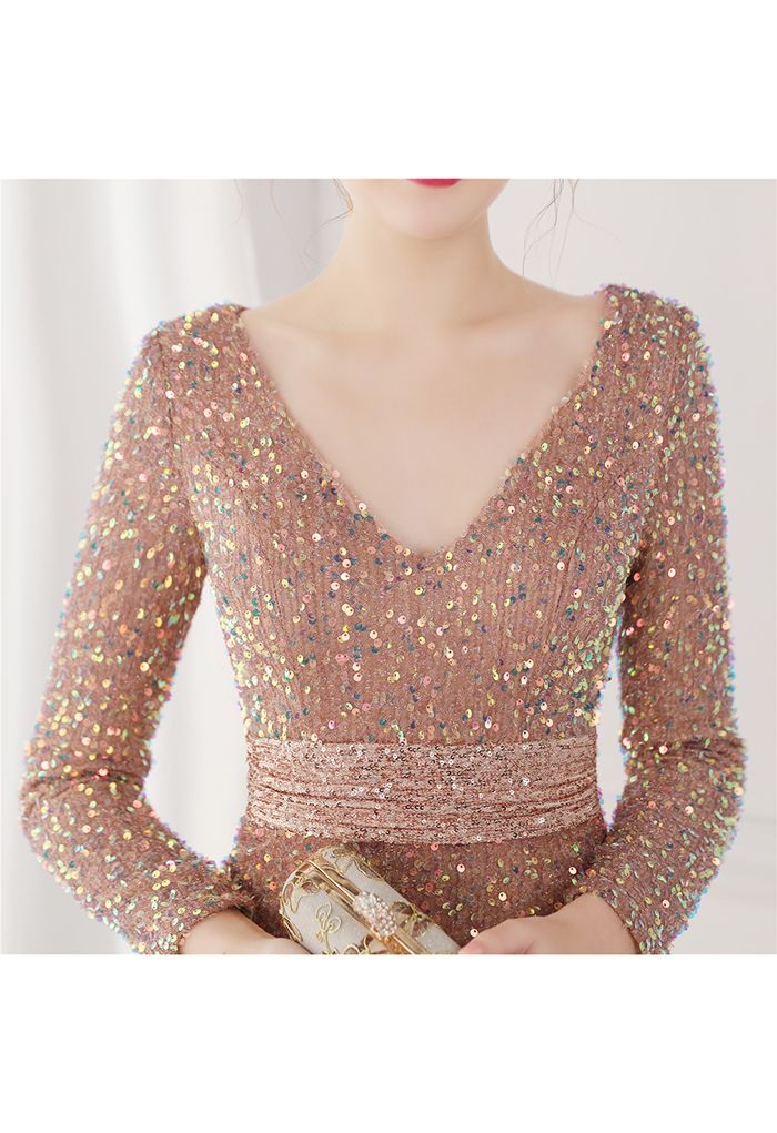 Robe à sequins fendus sur les côtés et encolure en V en champagne