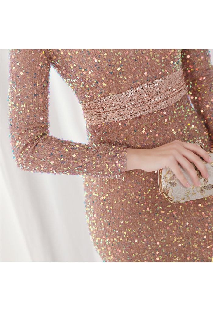 Robe à sequins fendus sur les côtés et encolure en V en champagne