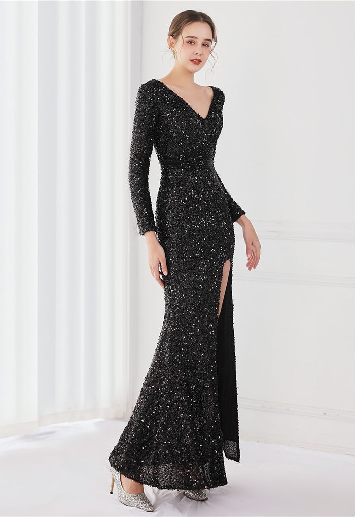 Robe à sequins fendus sur les côtés et encolure en V en noir