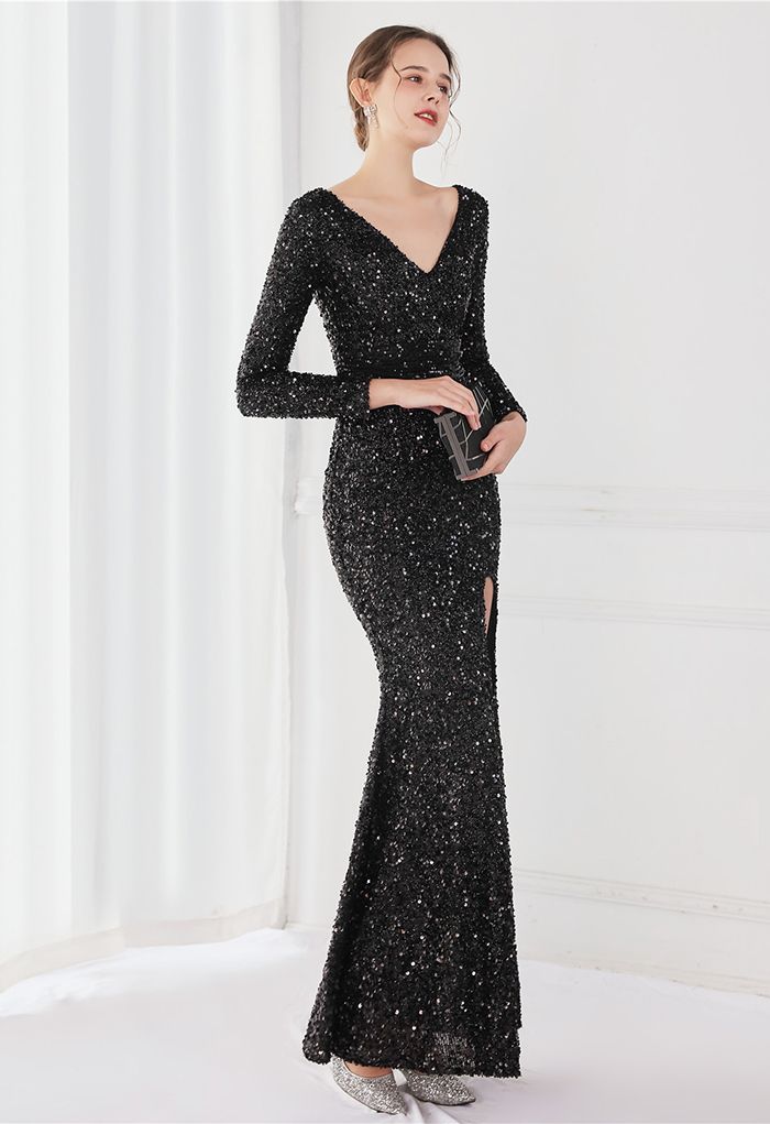 Robe à sequins fendus sur les côtés et encolure en V en noir