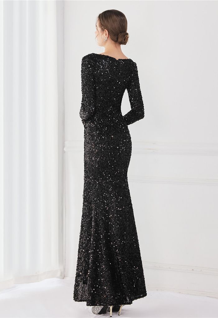 Robe à sequins fendus sur les côtés et encolure en V en noir