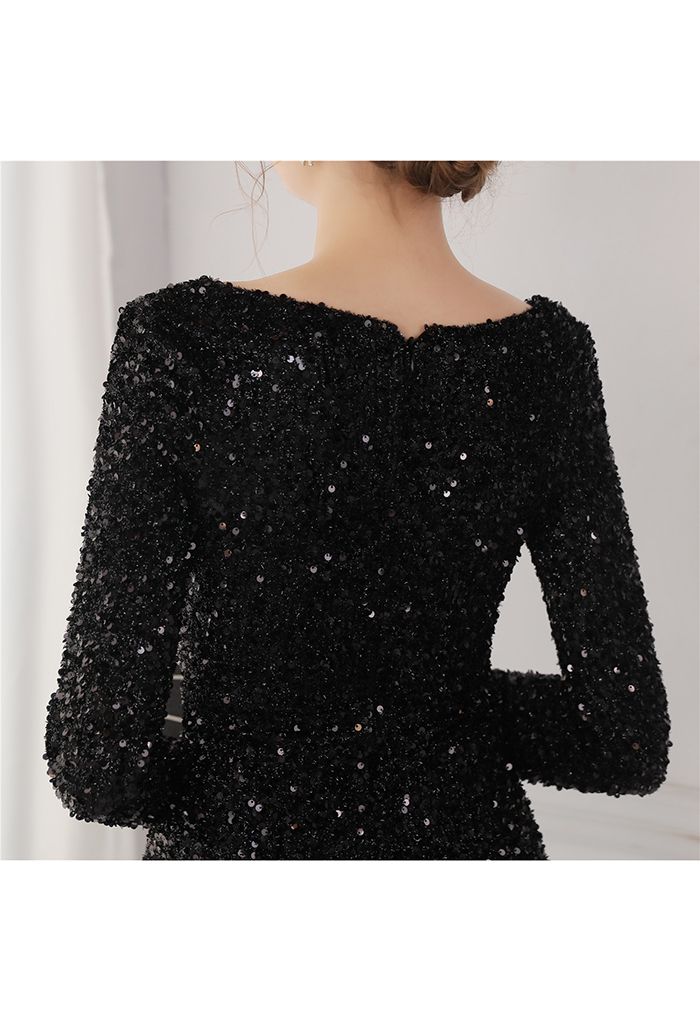 Robe à sequins fendus sur les côtés et encolure en V en noir