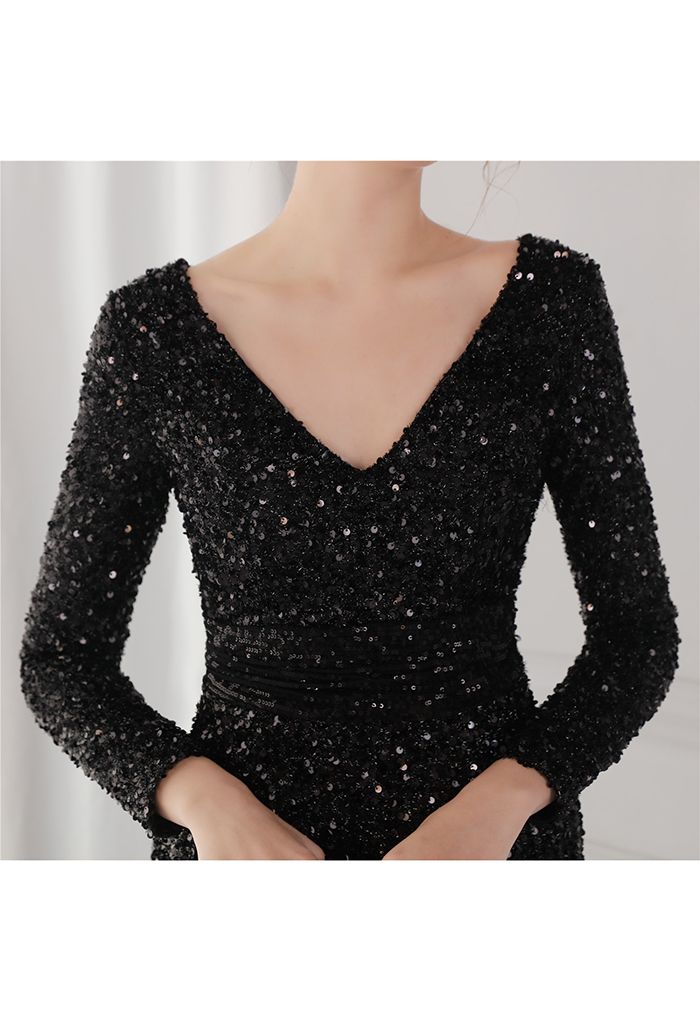 Robe à sequins fendus sur les côtés et encolure en V en noir