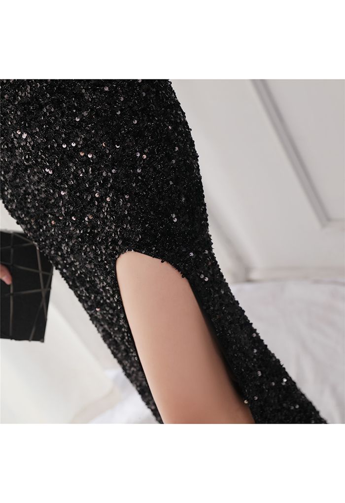 Robe à sequins fendus sur les côtés et encolure en V en noir