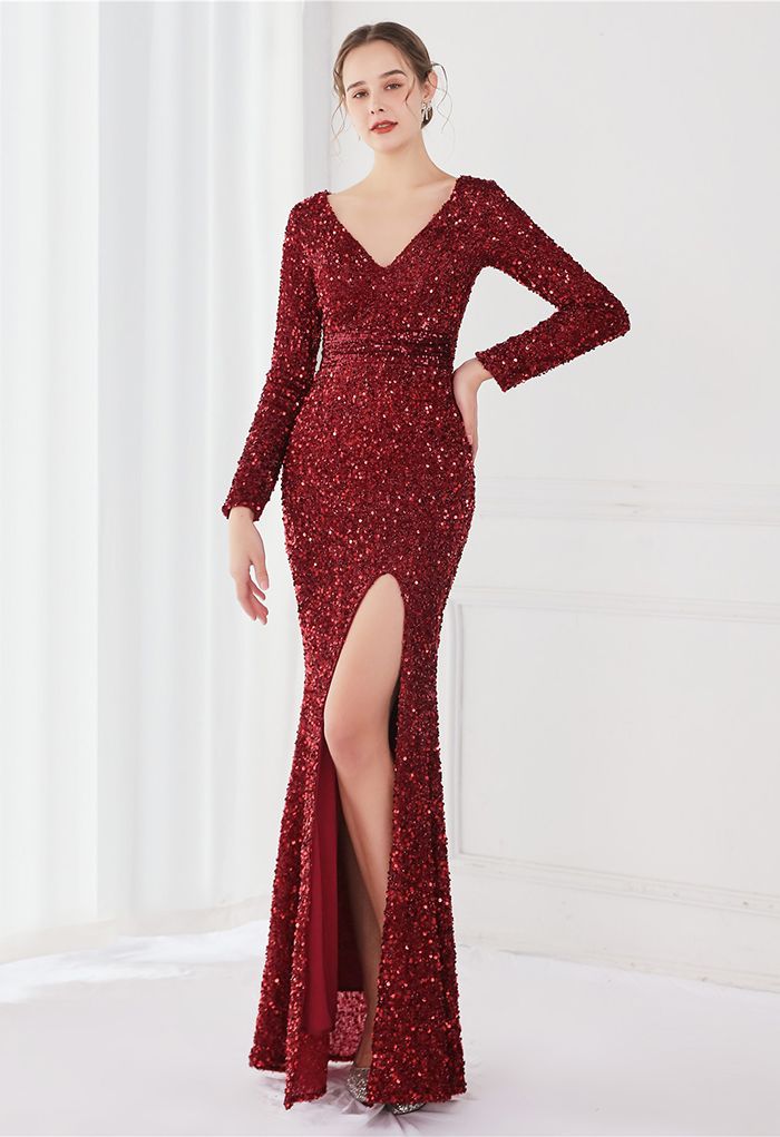 Robe à sequins fendus sur les côtés et encolure en V en bordeaux