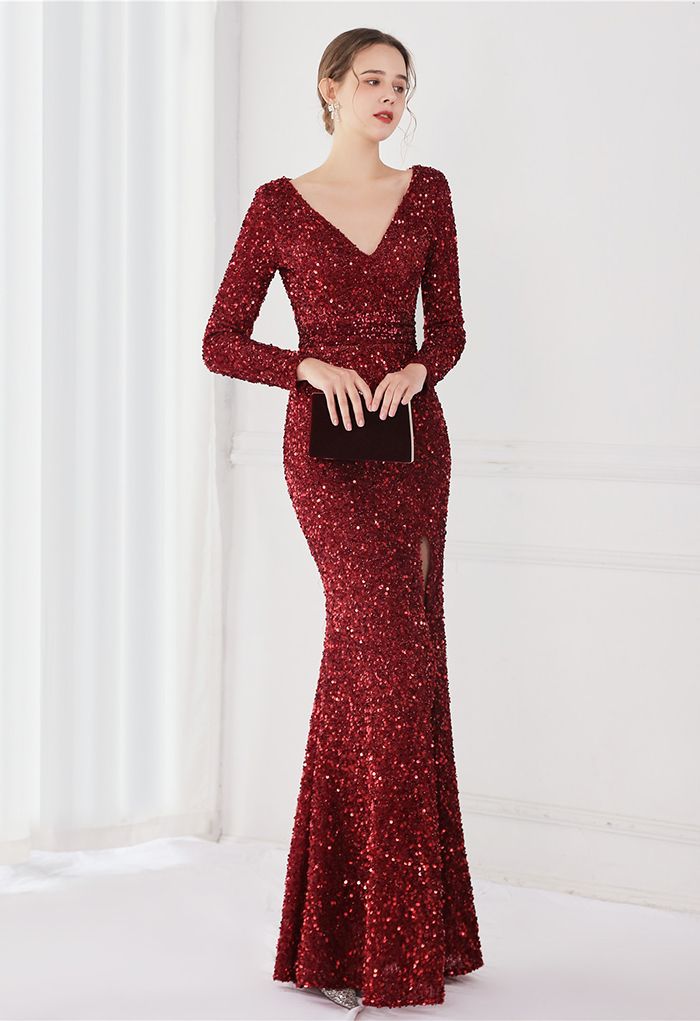 Robe à sequins fendus sur les côtés et encolure en V en bordeaux