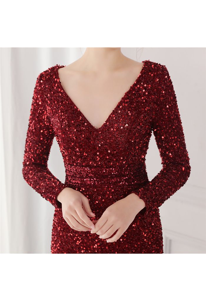 Robe à sequins fendus sur les côtés et encolure en V en bordeaux