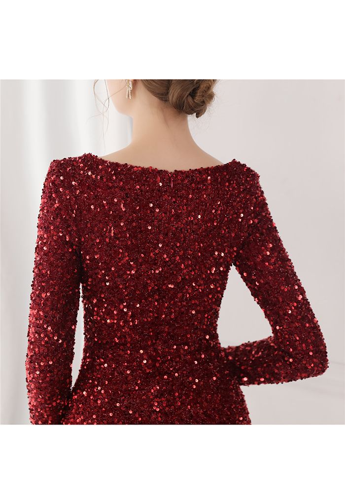 Robe à sequins fendus sur les côtés et encolure en V en bordeaux