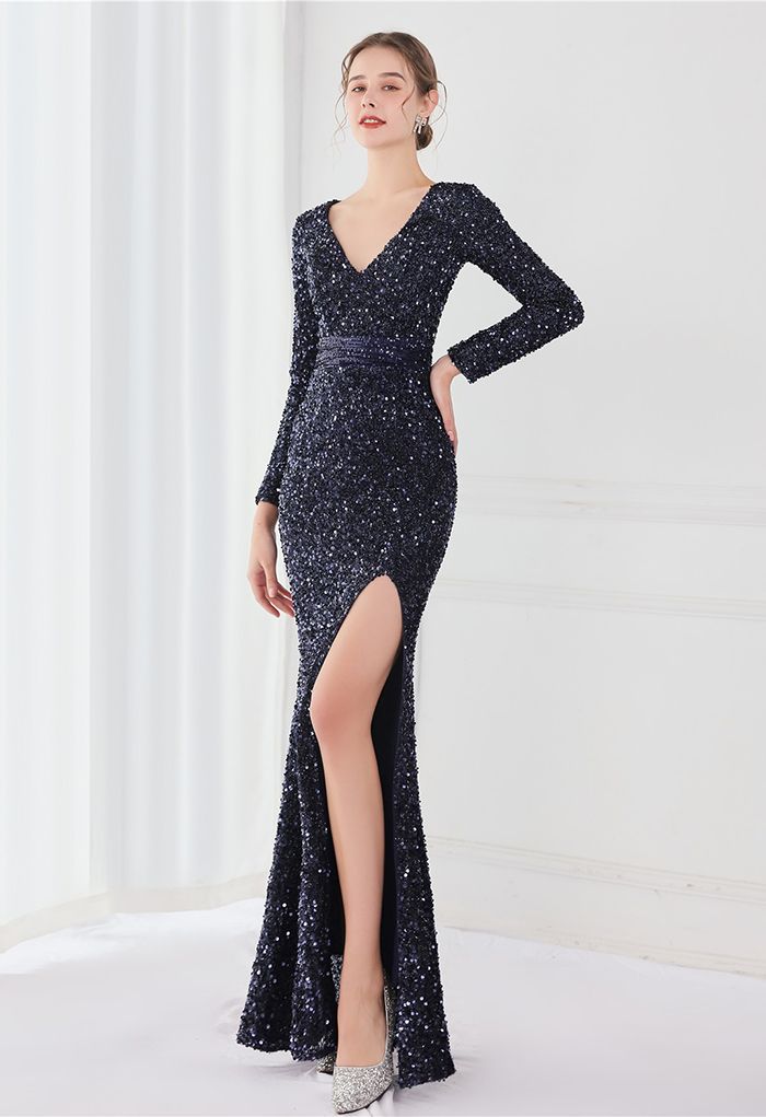 Robe à sequins fendus sur les côtés et encolure en V en bleu marine