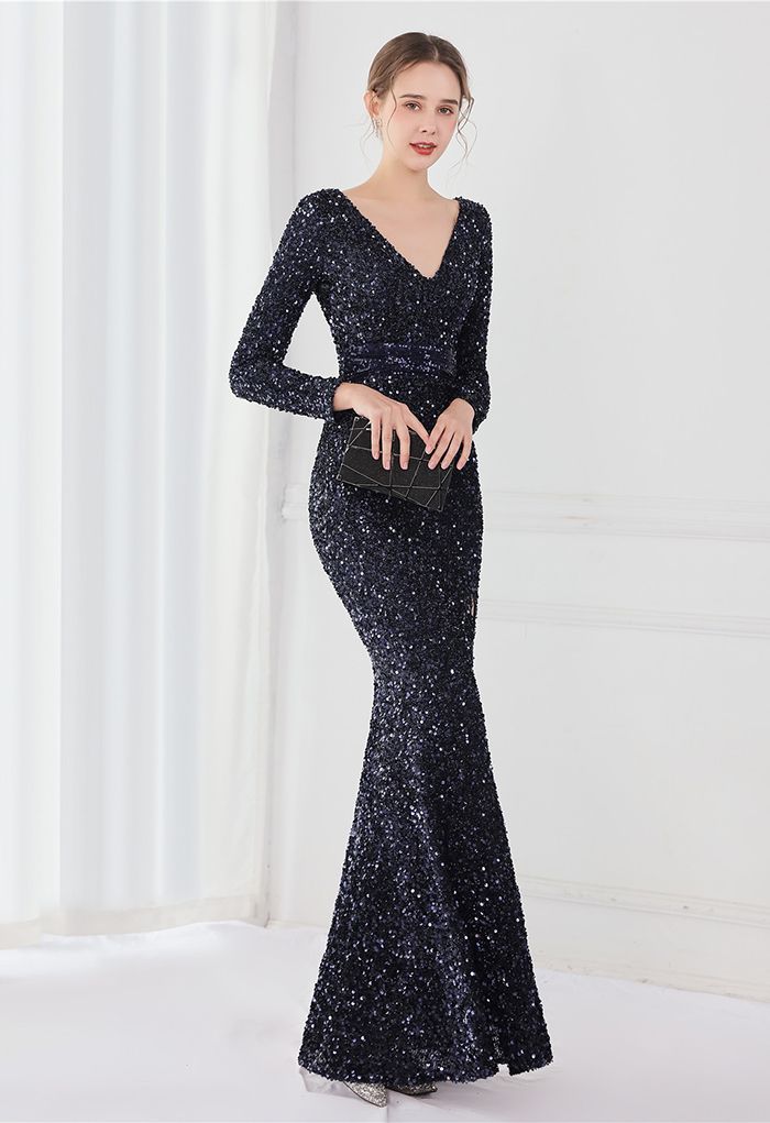 Robe à sequins fendus sur les côtés et encolure en V en bleu marine