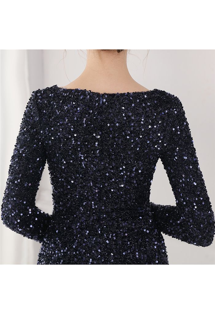 Robe à sequins fendus sur les côtés et encolure en V en bleu marine