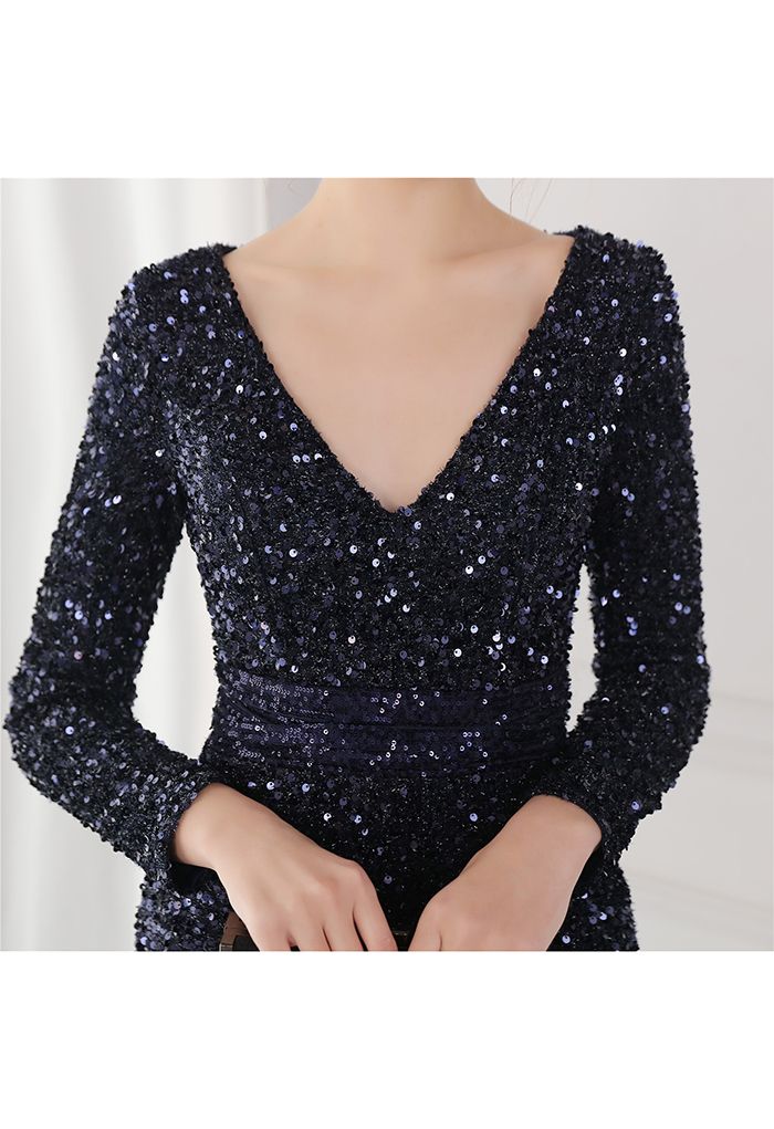 Robe à sequins fendus sur les côtés et encolure en V en bleu marine