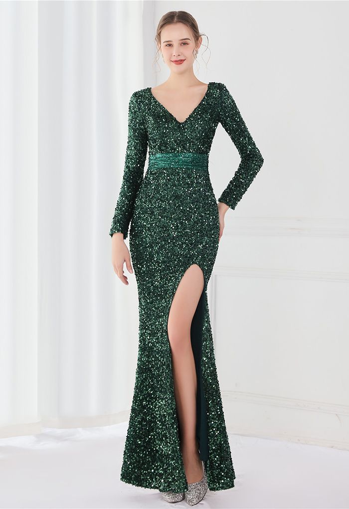 Robe à sequins fendus sur le côté et encolure en V en émeraude