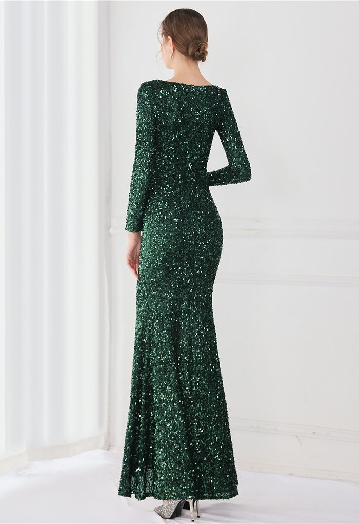 Robe à sequins fendus sur le côté et encolure en V en émeraude