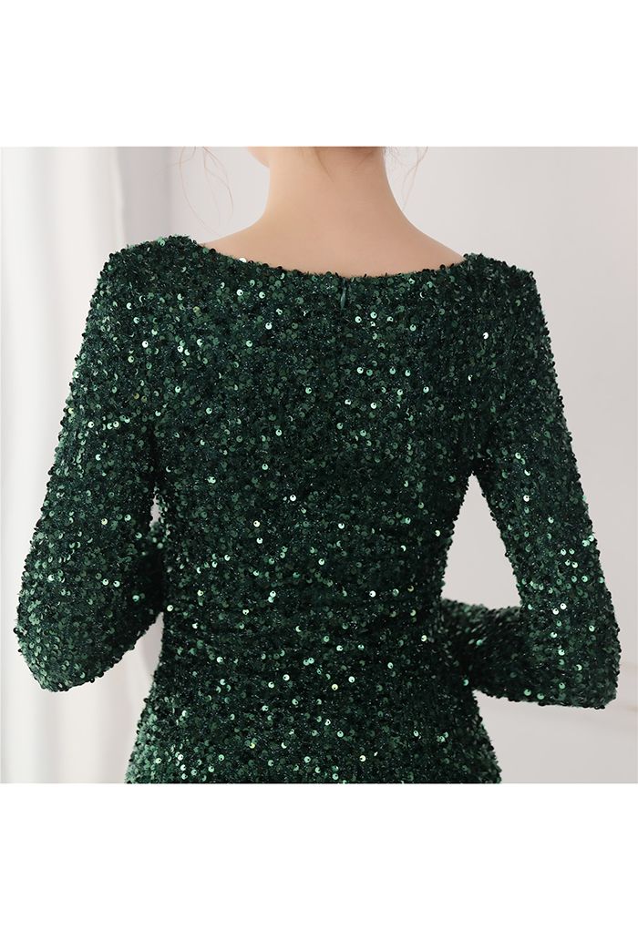 Robe à sequins fendus sur le côté et encolure en V en émeraude