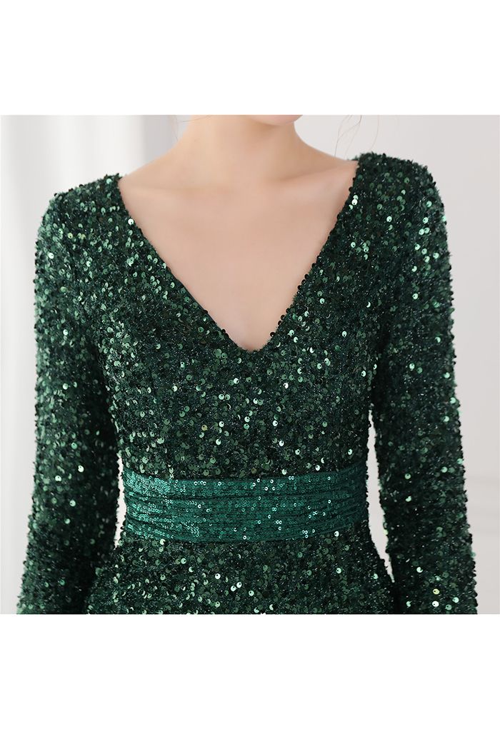 Robe à sequins fendus sur le côté et encolure en V en émeraude