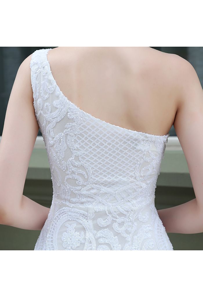 Robe en maille à sequins et treillis fleuri à une épaule en blanc