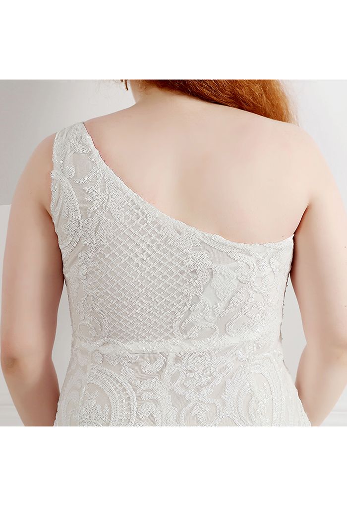 Robe en maille à sequins et treillis fleuri à une épaule en blanc