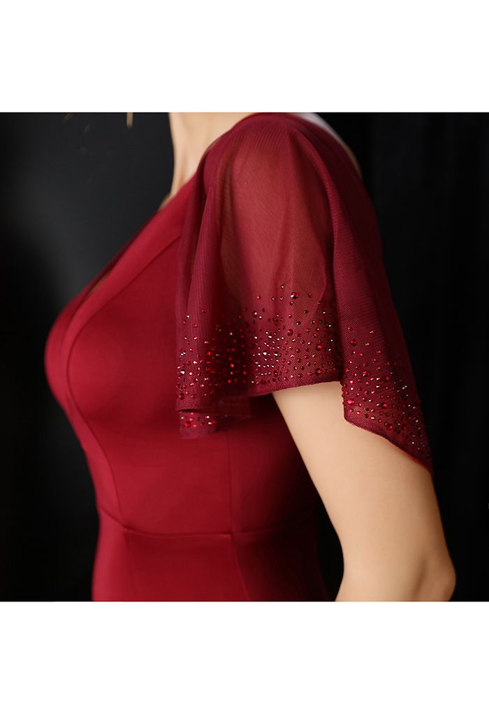 Robe mi-longue fendue à manches volantées et sequins en bordeaux