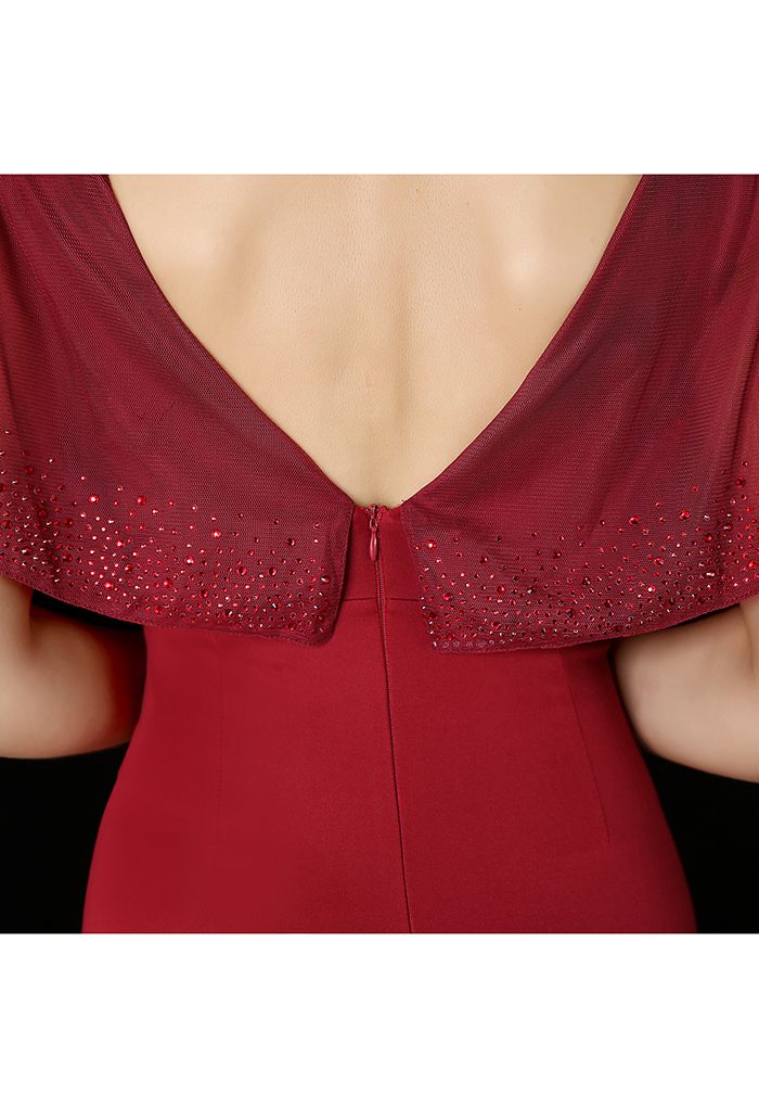 Robe mi-longue fendue à manches volantées et sequins en bordeaux