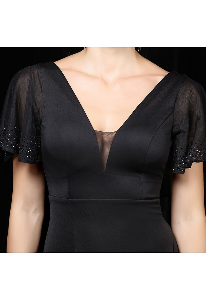 Robe mi-longue fendue à manches volantées et sequins en noir