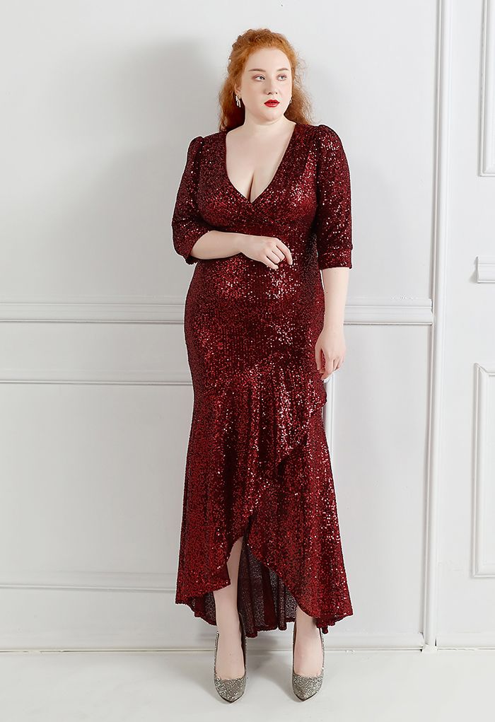 Robe à sequins à volants et manches coudées en bordeaux