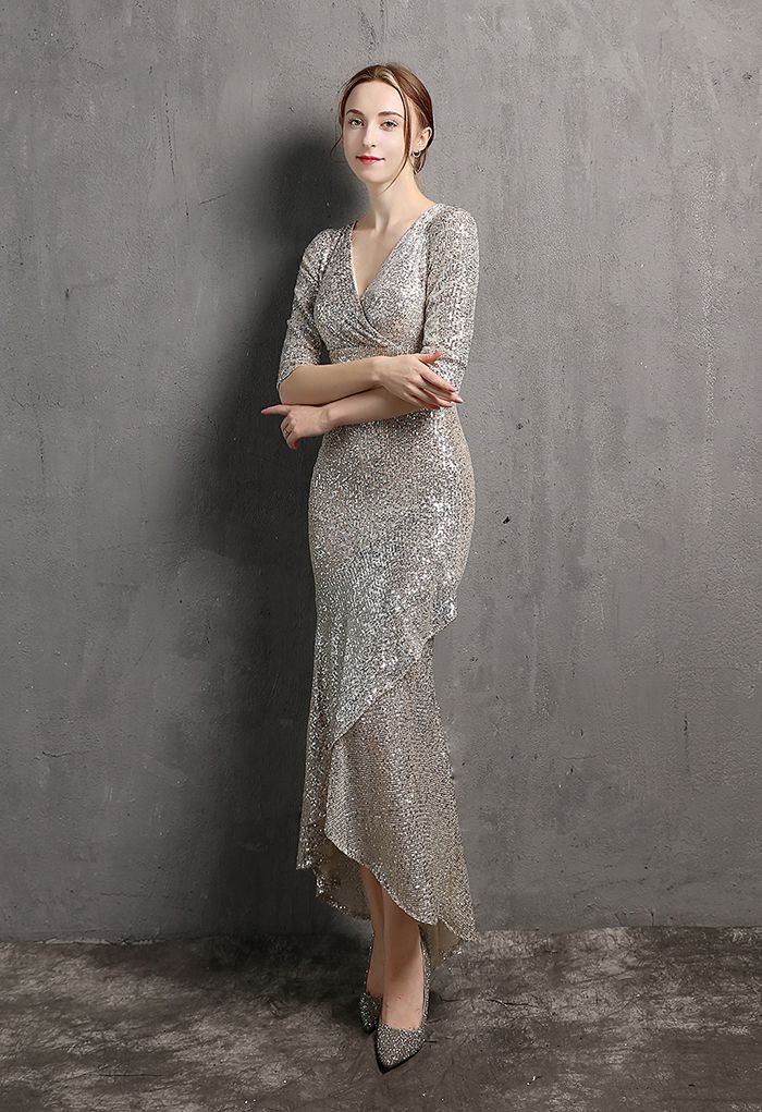 Robe à sequins à volants et manches coudées en argent