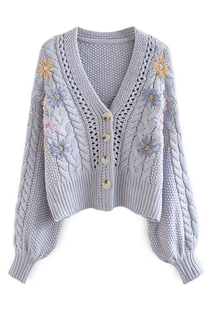 Cardigan tricoté à la main tressé à fleurs cousues en bleu clair