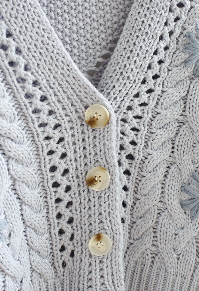 Cardigan tricoté à la main tressé à fleurs cousues en bleu clair