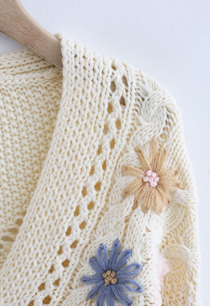 Cardigan tricoté à la main tressé à fleurs cousues en crème