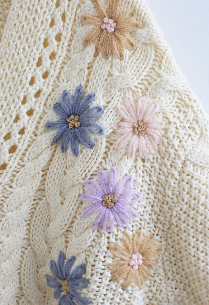 Cardigan tricoté à la main tressé à fleurs cousues en crème