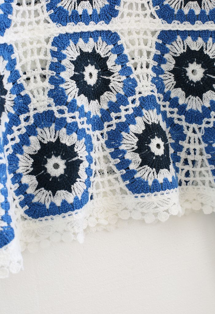 Haut court en crochet fleuri à bords festonnés en bleu