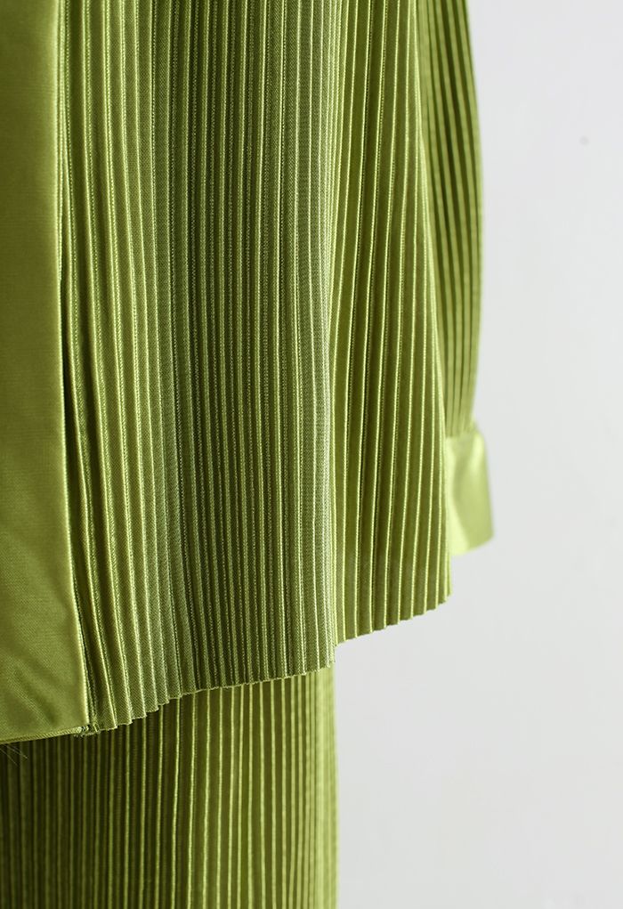 Ensemble chemise plissée plissée et pantalon en vert mousse