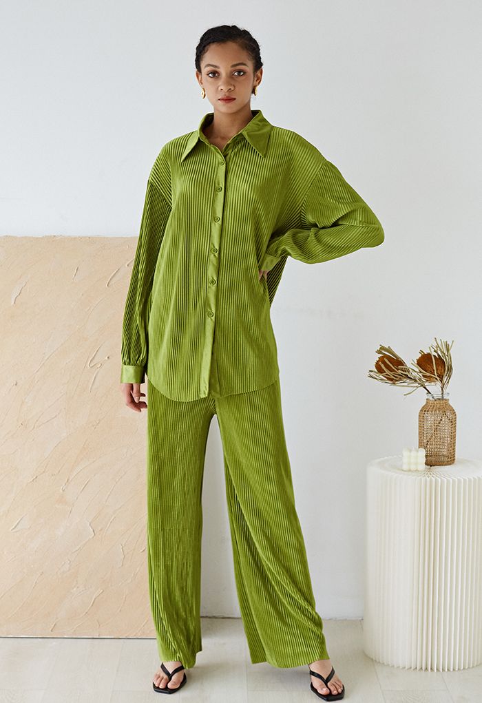 Ensemble chemise plissée plissée et pantalon en vert mousse