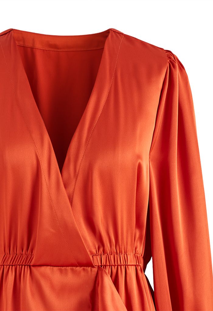 Robe asymétrique en satiné à ourlet volanté en orange