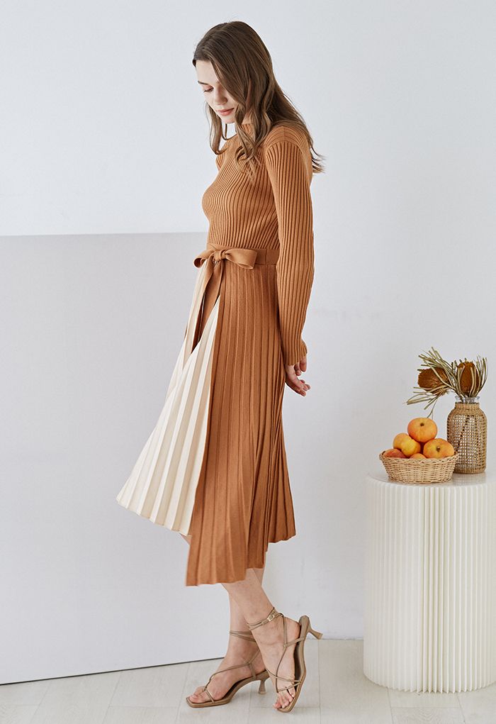 Robe en maille Hi-Lo ceinturée plissée sur le devant en caramel