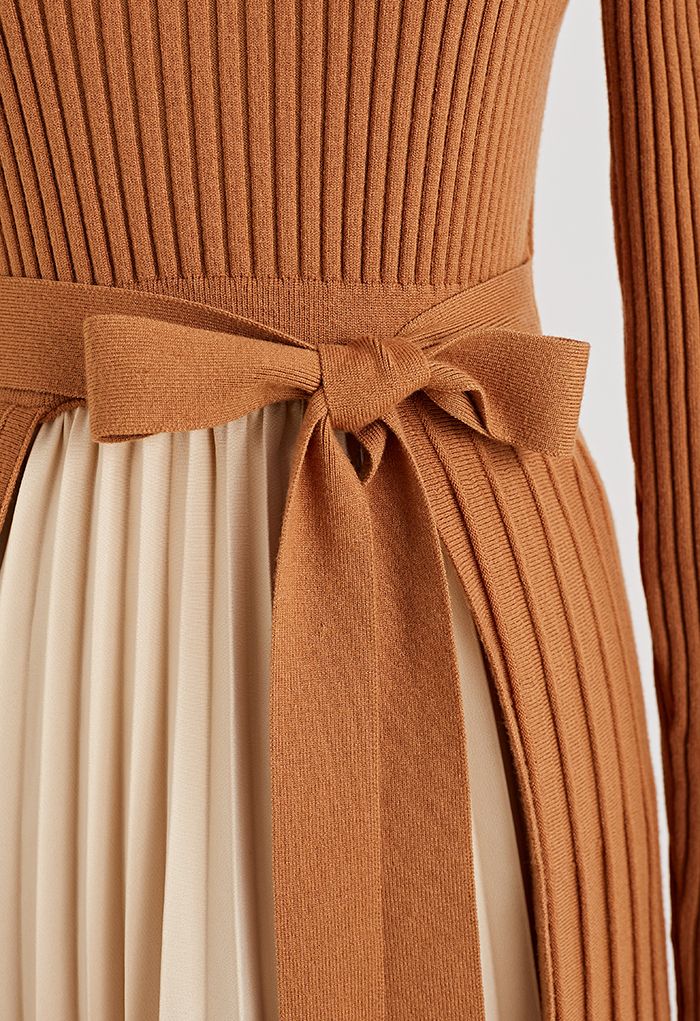 Robe en maille Hi-Lo ceinturée plissée sur le devant en caramel