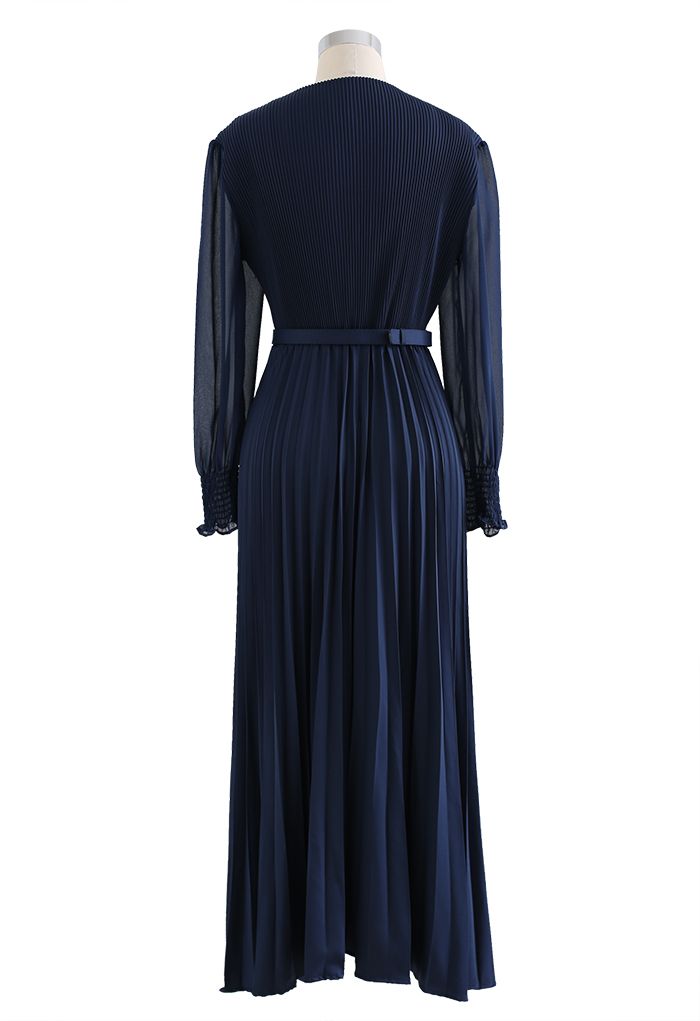 Robe longue ceinturée plissée en bleu marine