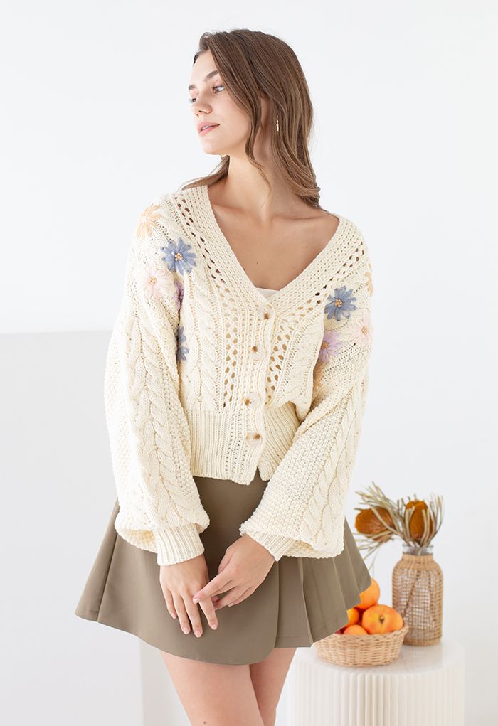 Cardigan tricoté à la main tressé à fleurs cousues en crème