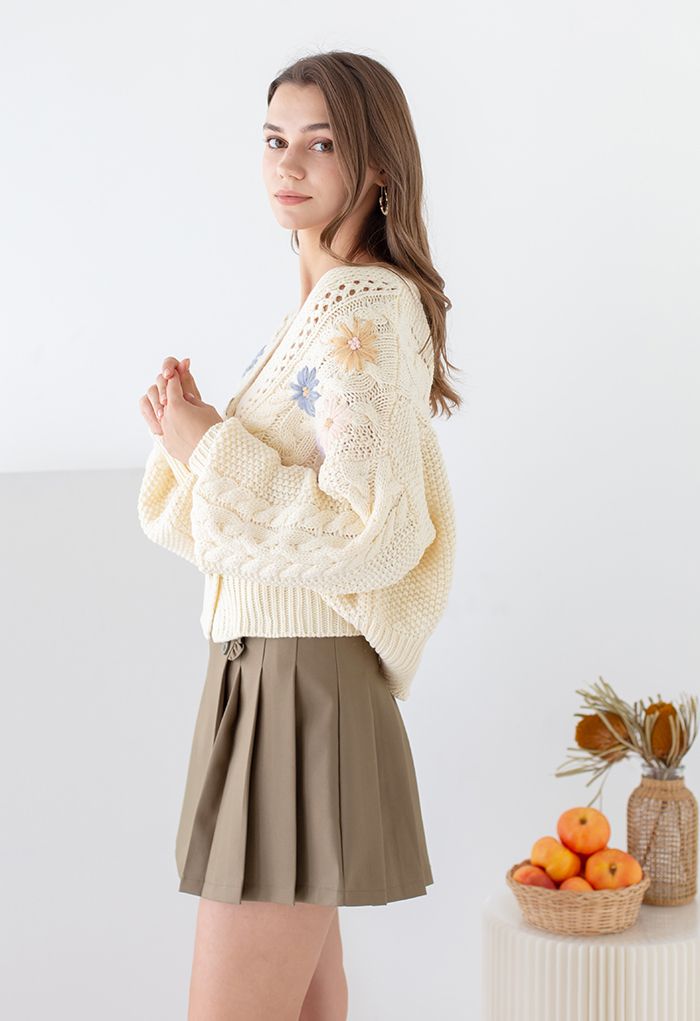 Cardigan tricoté à la main tressé à fleurs cousues en crème