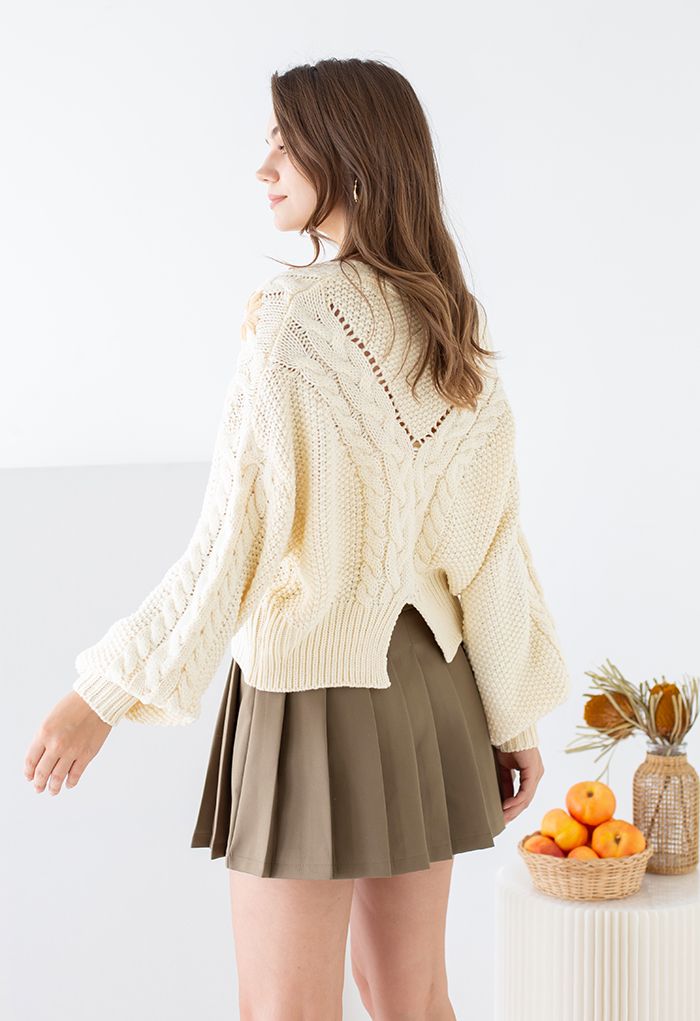 Cardigan tricoté à la main tressé à fleurs cousues en crème