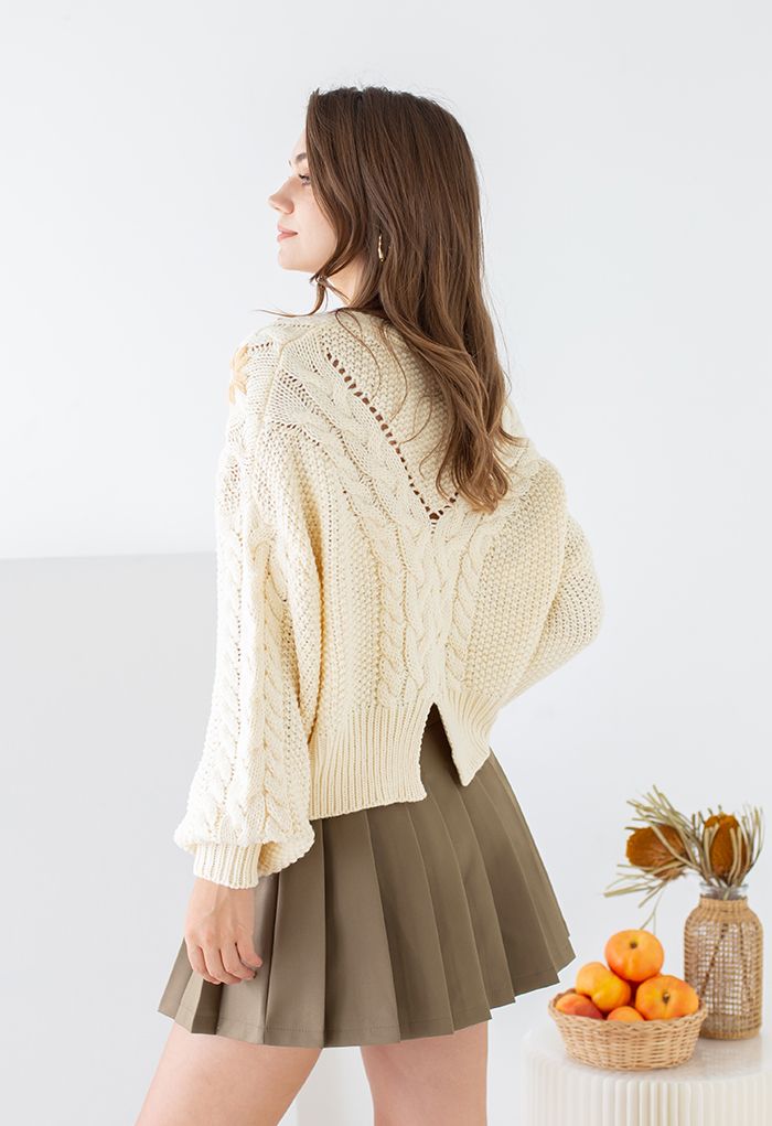 Cardigan tricoté à la main tressé à fleurs cousues en crème