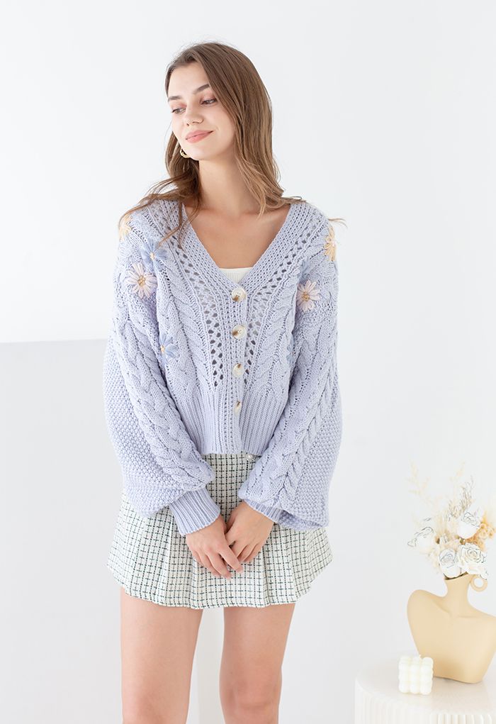 Cardigan tricoté à la main tressé à fleurs cousues en bleu clair