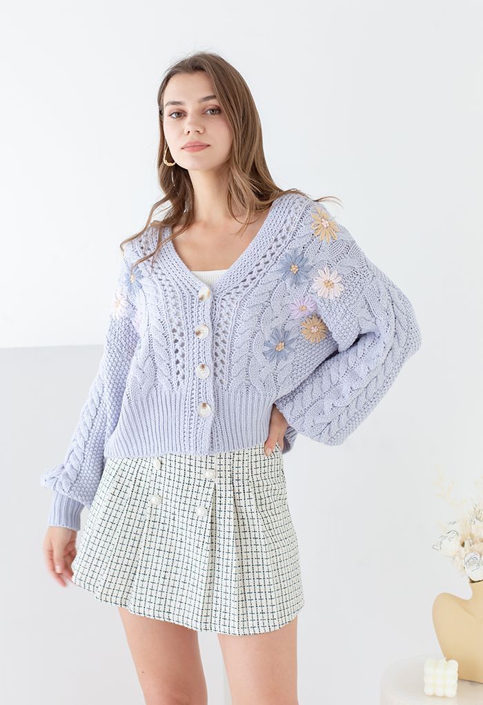 Cardigan tricoté à la main tressé à fleurs cousues en bleu clair