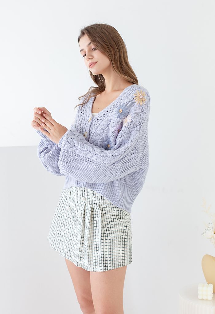 Cardigan tricoté à la main tressé à fleurs cousues en bleu clair