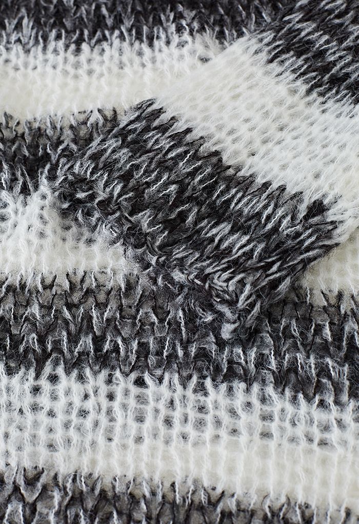 Pull surdimensionné rayé en tricot flou en noir