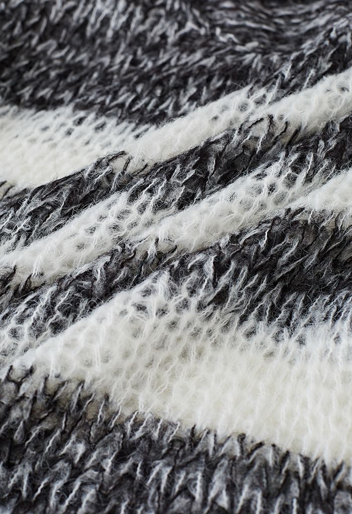 Pull surdimensionné rayé en tricot flou en noir