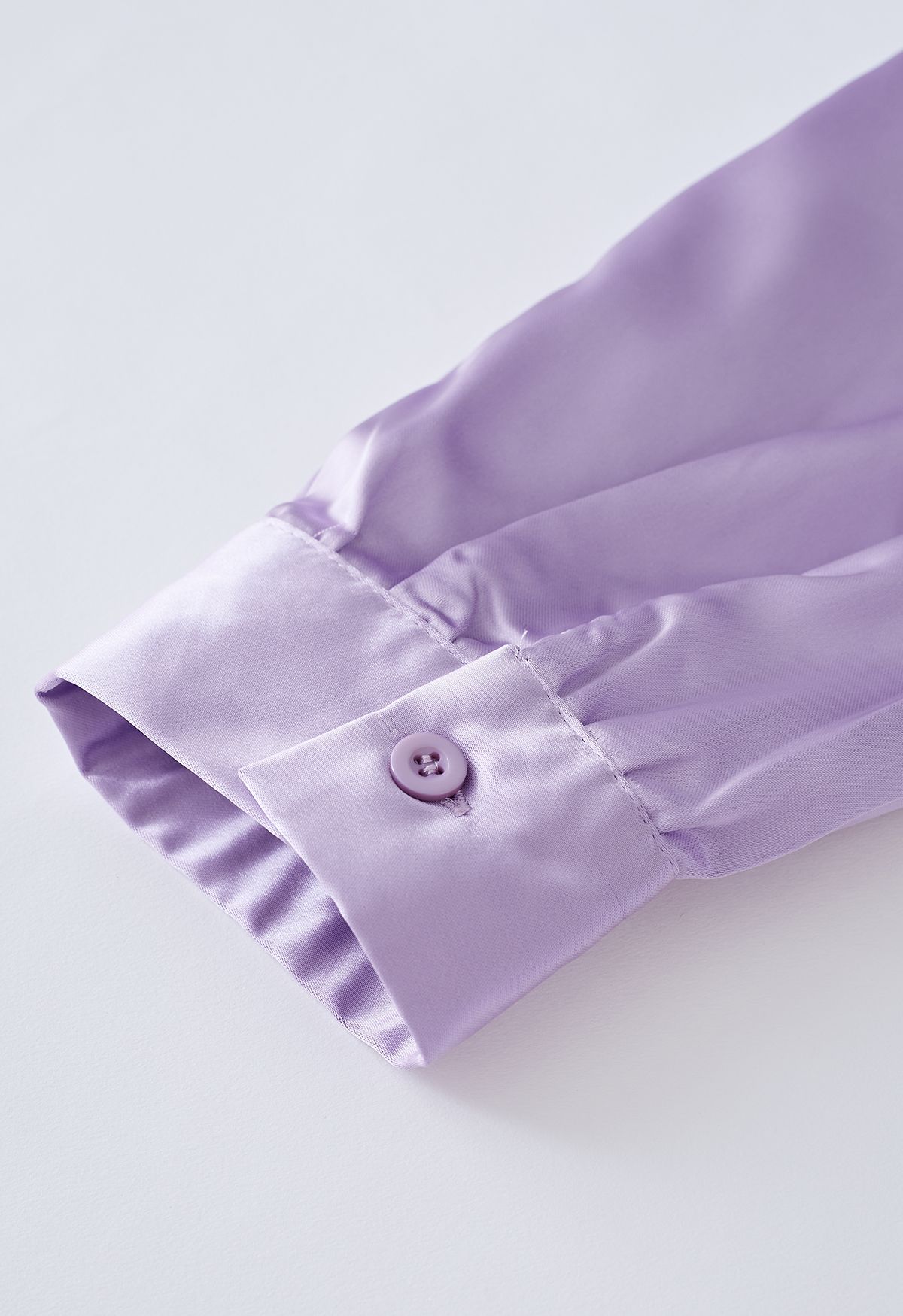 Robe en satin à manches longues et plumes éthérées en violet