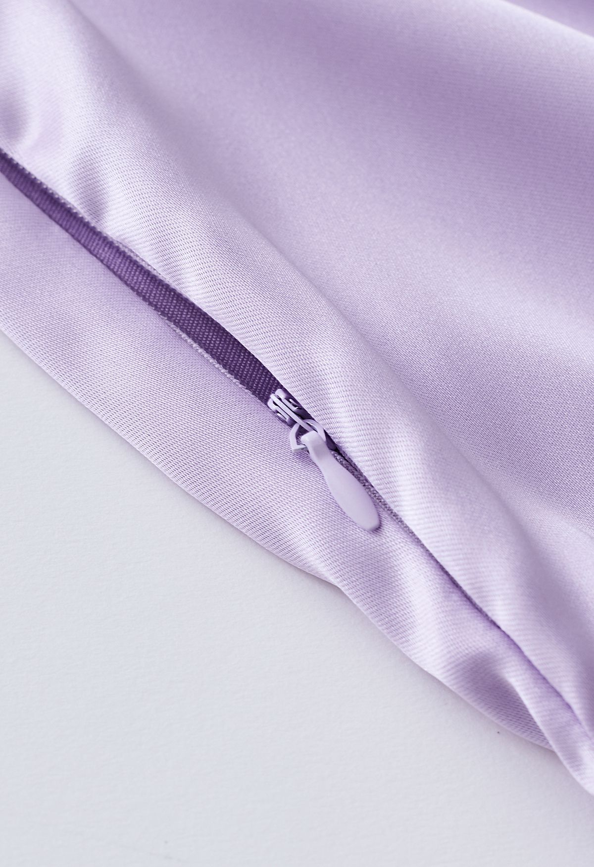 Robe en satin à manches longues et plumes éthérées en violet